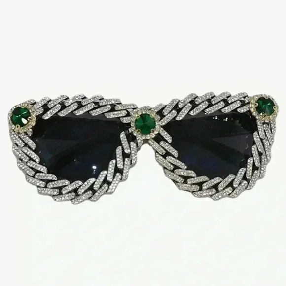 1 pair of Cat eyes glasses